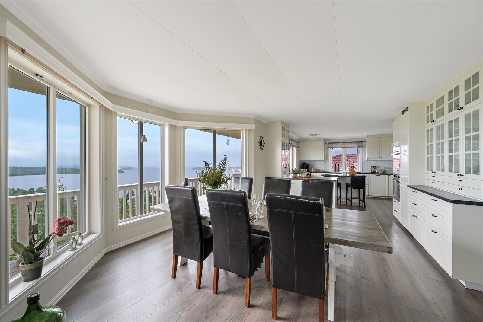 Åpen løsning fra spisestuen og inn mot kjøkkenet. Store vindusflater gir godt med dagslys og fremhever den flotte utsikten. Galleribilde