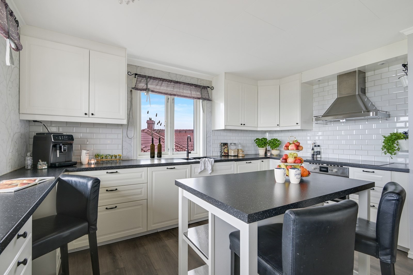 Kjøkkenet har praktisk kjøkkenøy, og godt med skap- og benkeplass. Galleribilde