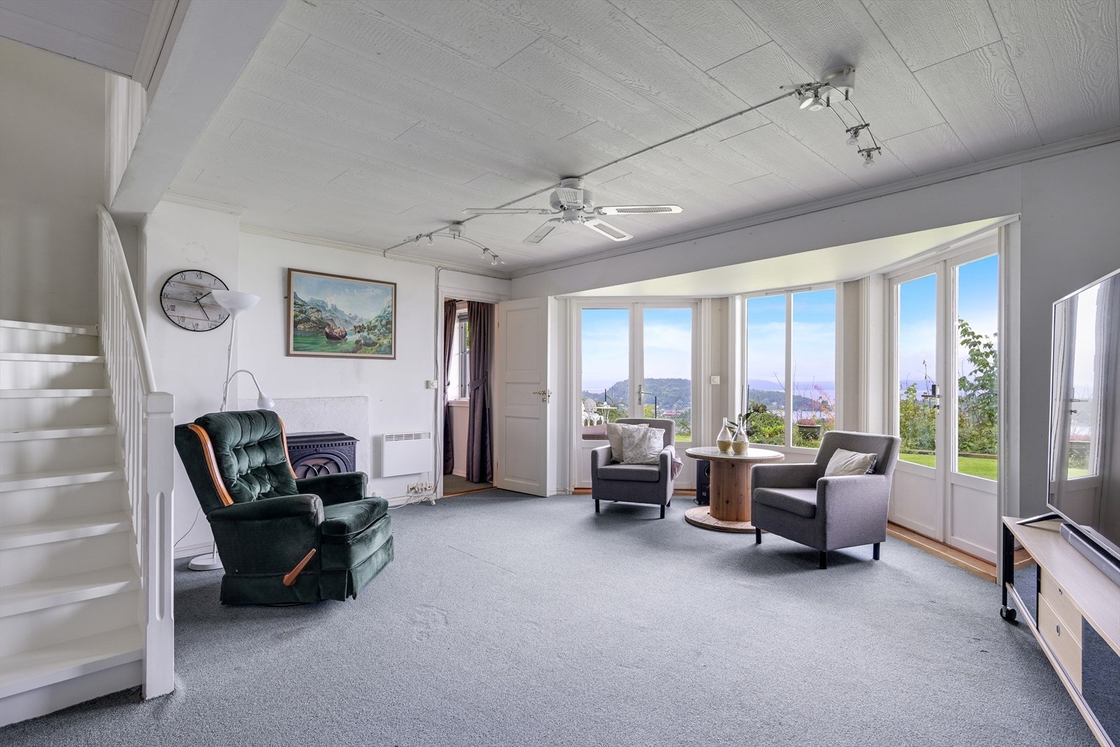 Lys og koselig kjellerstue med stort karnappvindu og utsikt mot sjøen. Galleribilde