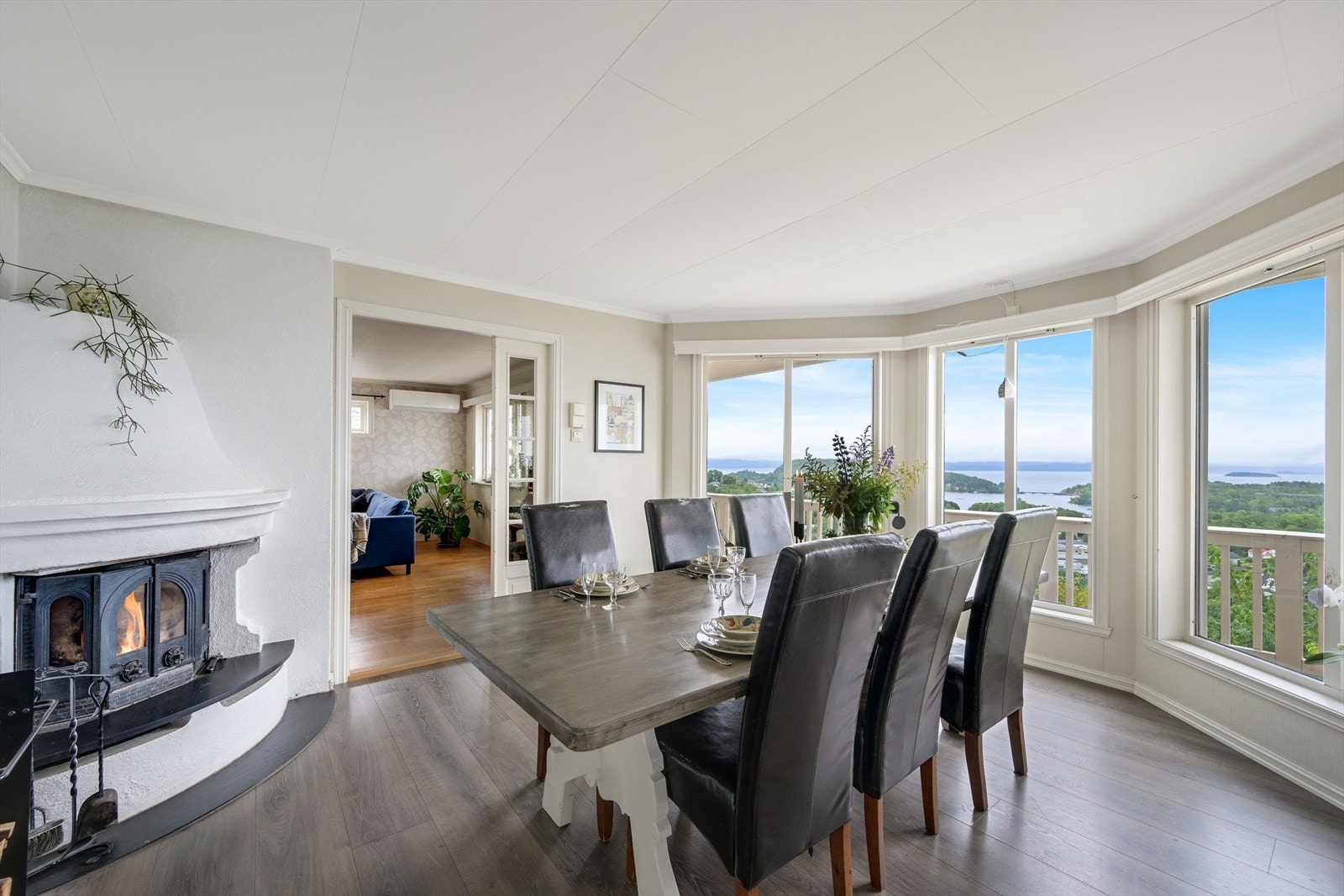 Spisestue med peis og flott utsikt. Galleribilde