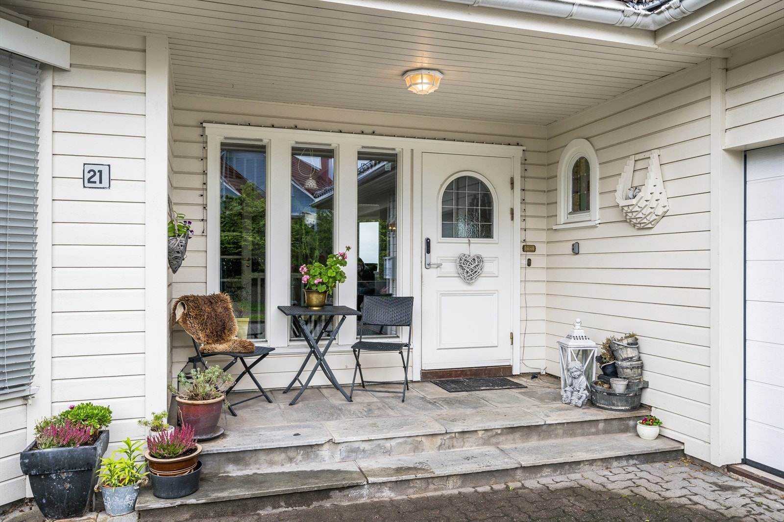 Koselig inngangsparti med skifertrapp. Galleribilde