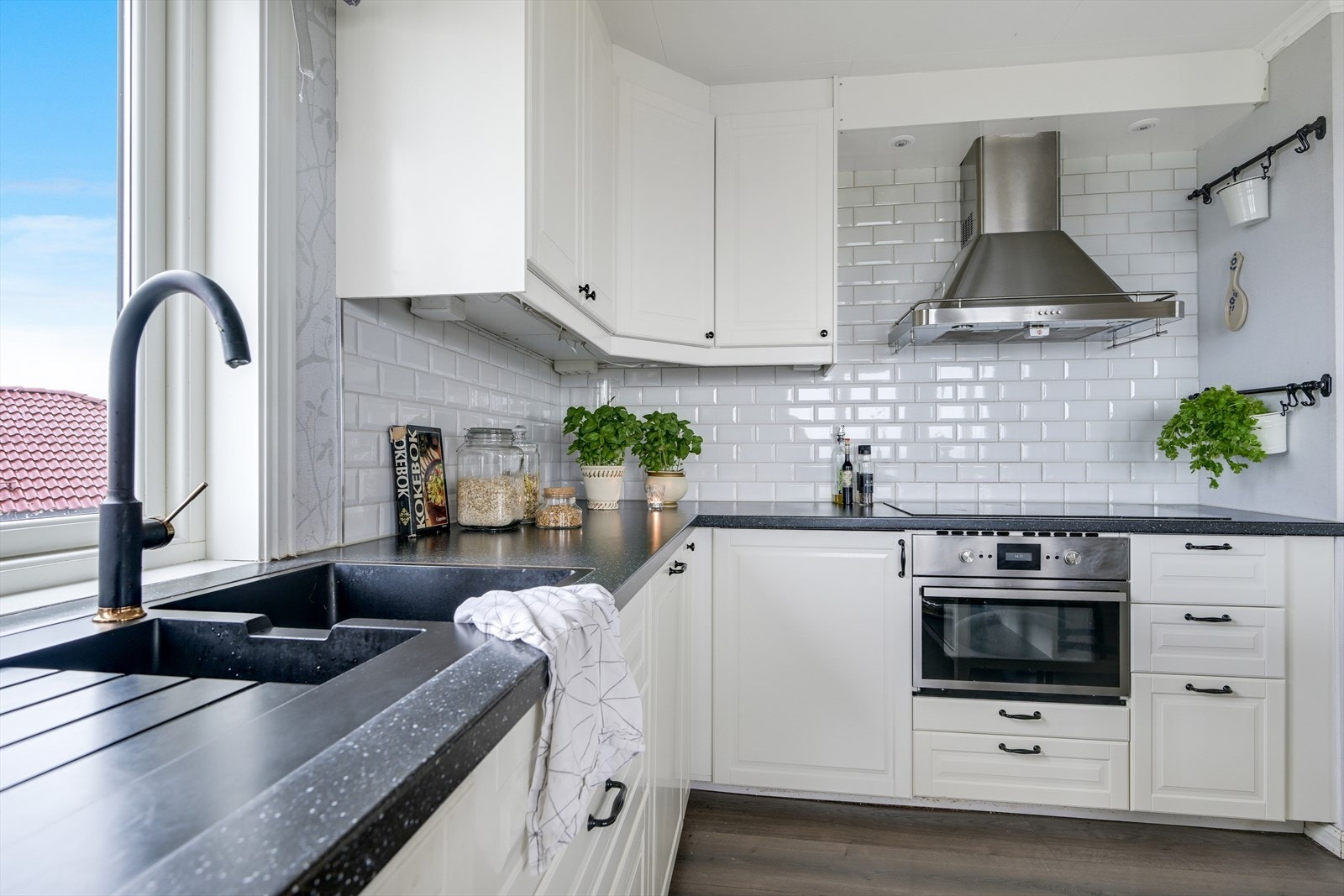 Fra oppvaskbenken har man også flott utsikt mot fjorden. Galleribilde