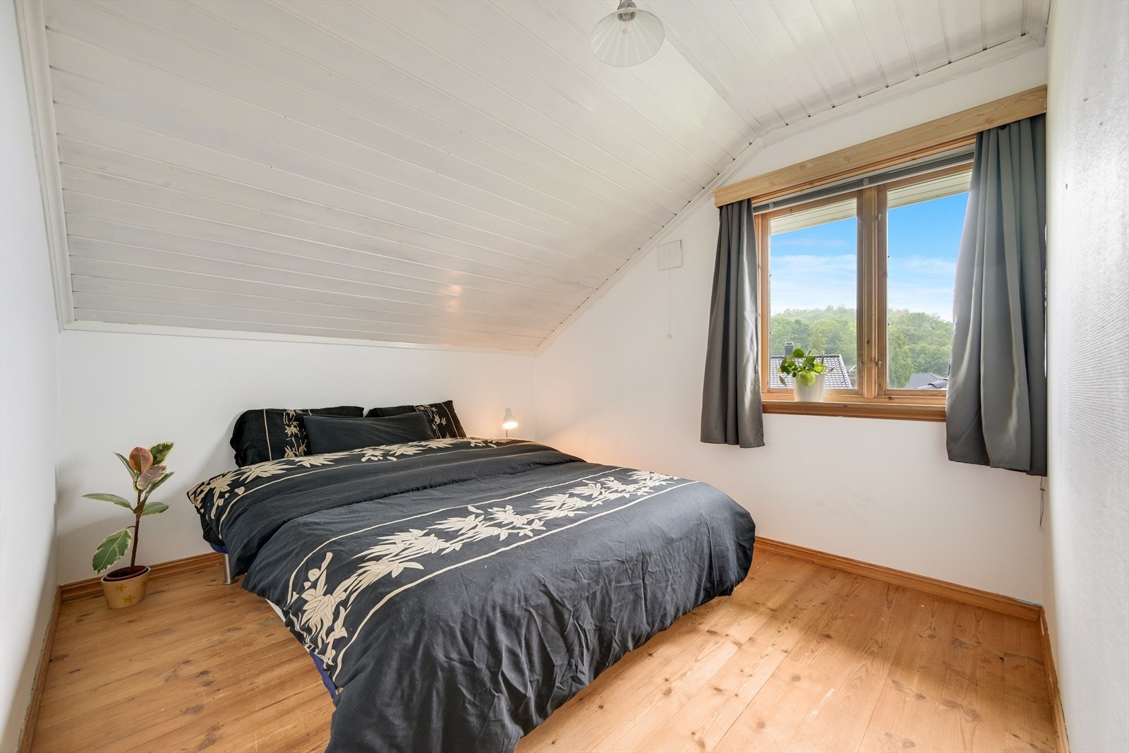 Del av soverom nr. 2 med god plass til dobbeltseng. Galleribilde