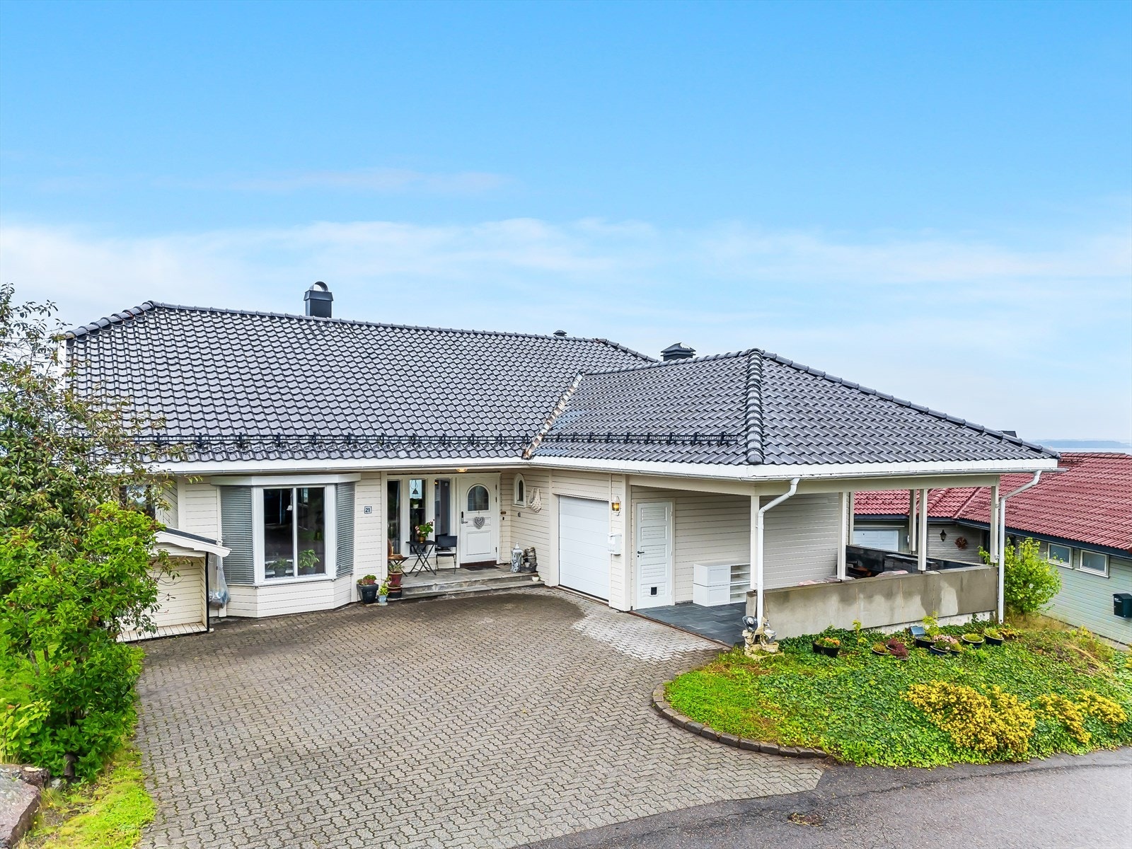 Boligen har godt med parkering i garasje, carport eller på egen gårdsplass. Galleribilde