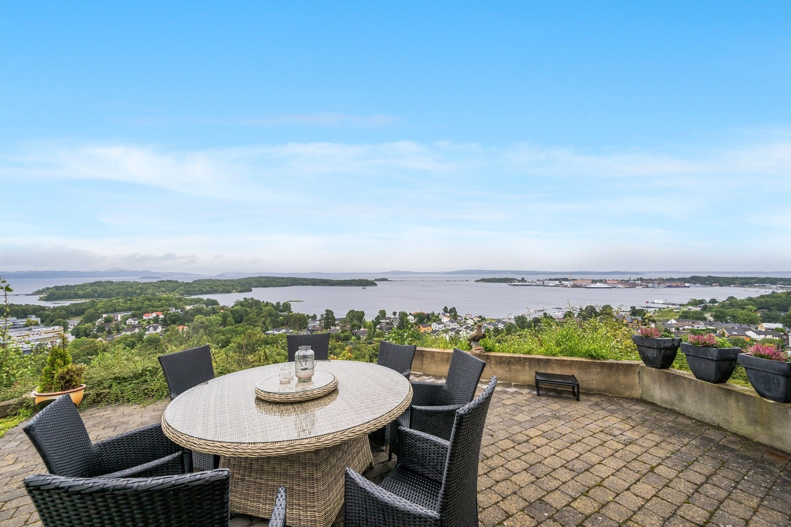 Fra eiendommen har man utsikt hele veien fra Indrehavn og helt inn mot Langøya og innseilingen til Drammen. Galleribilde