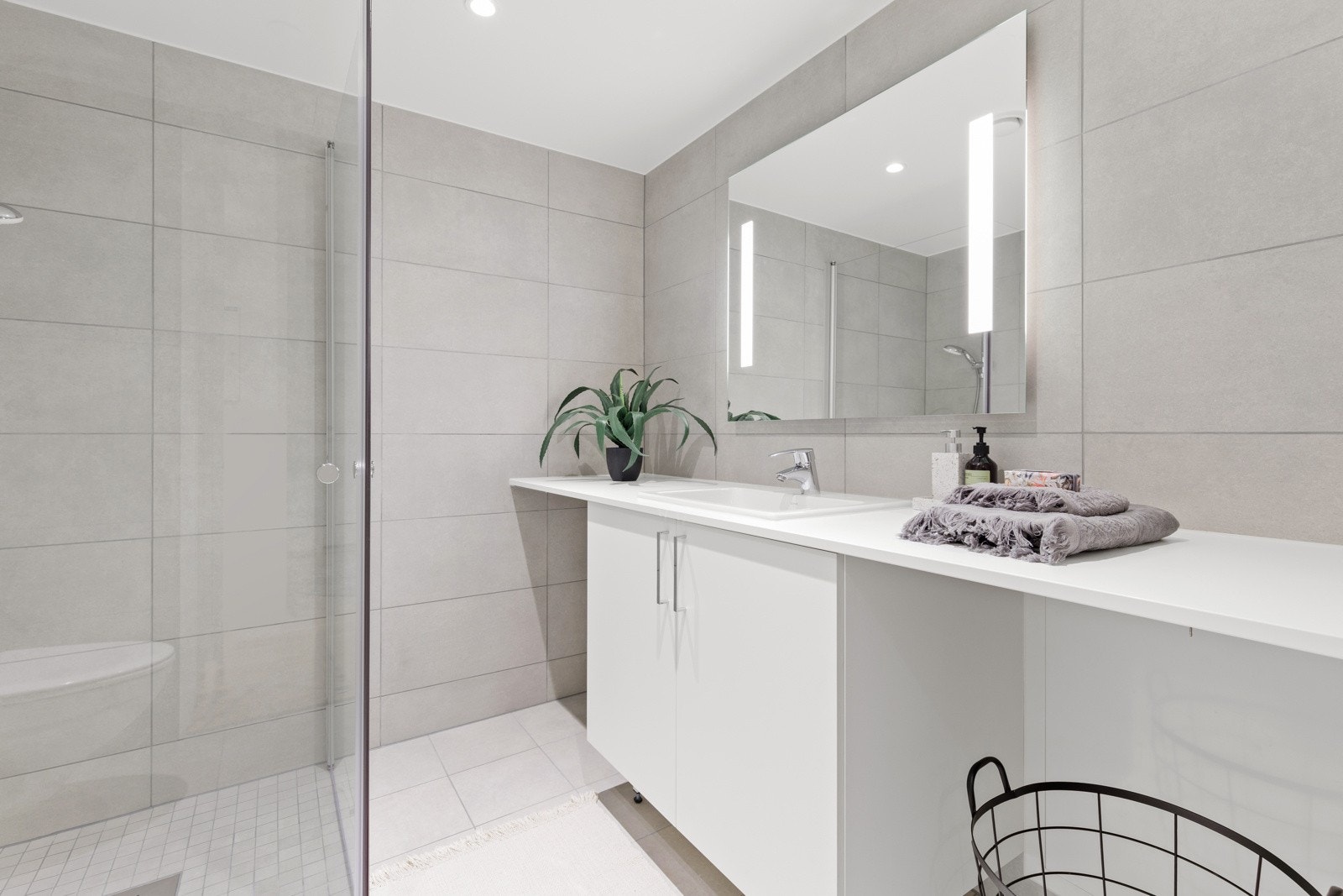 Badet har varmekabler i gulv. Opplegg for vaskemaskin. Galleribilde