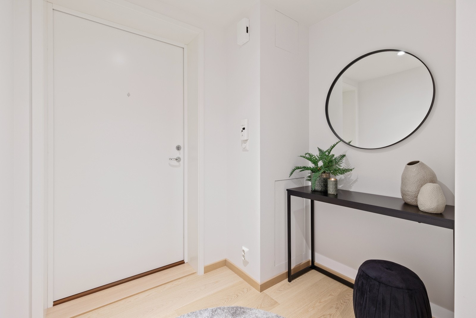 Fin avsatt plass til skapinnredning i entré Galleribilde