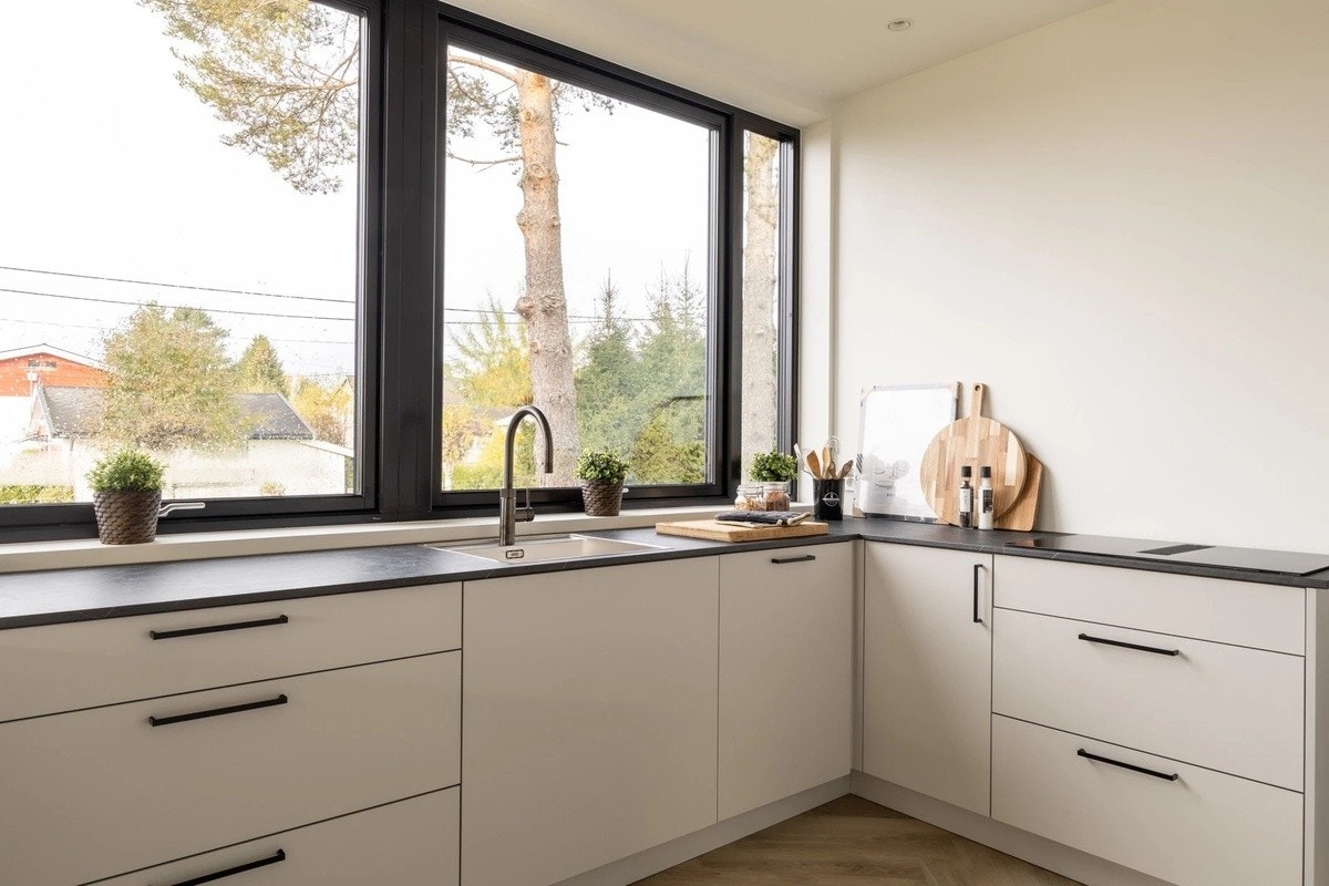 Av integrerte hvitevarer er det kjøleskap, fryser, oppvaskmaskin, vinskap og kombiovn (ovn+mikro). Galleribilde