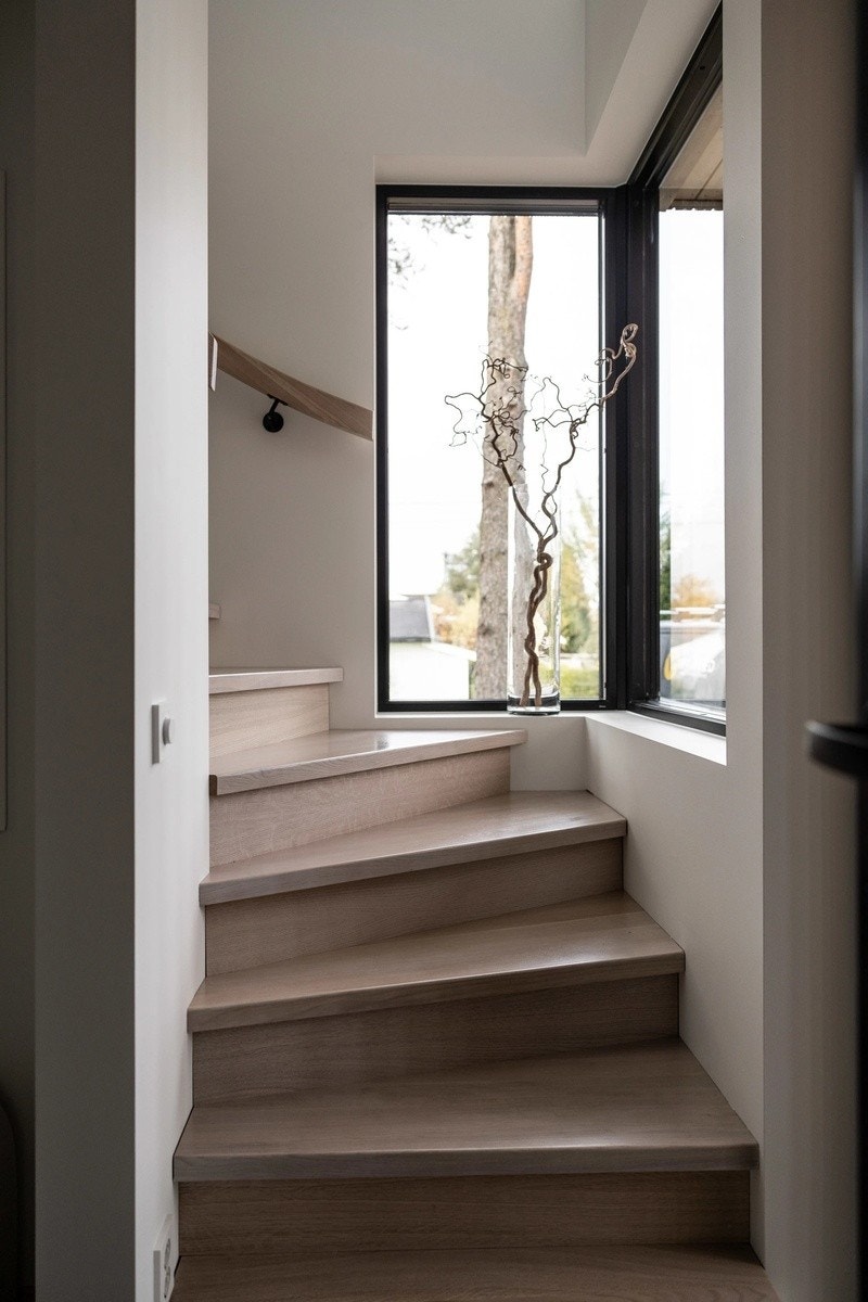 Innvendig trapp i trekonstruksjon. Galleribilde