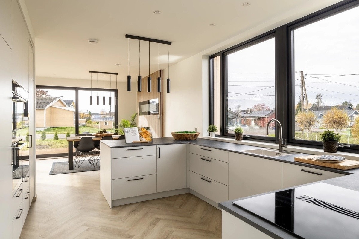 Praktisk planløsning med åpen kjøkkenløsning vendt mot stue. Galleribilde