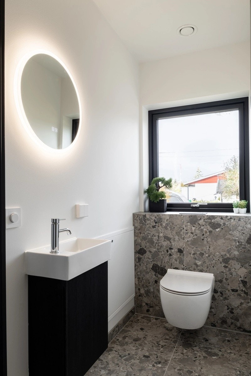 Toalettrom i 1. etasje ved gang. Galleribilde