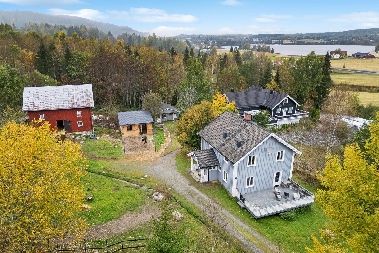 Tomten er forholdsvis usjenert med kun en nabo i nærheten av boligen. Galleribilde