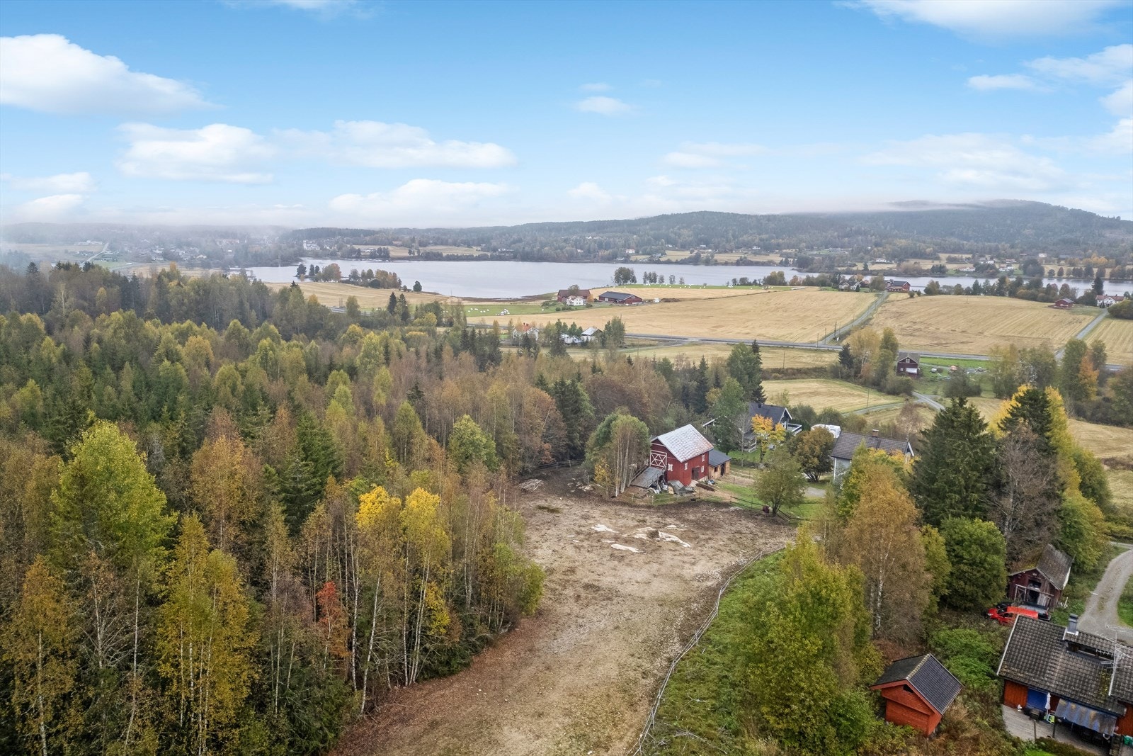 Tomten er godt tilrettelagt for hestehold med inngjerdet område hvor hesten kan gå ute. Galleribilde