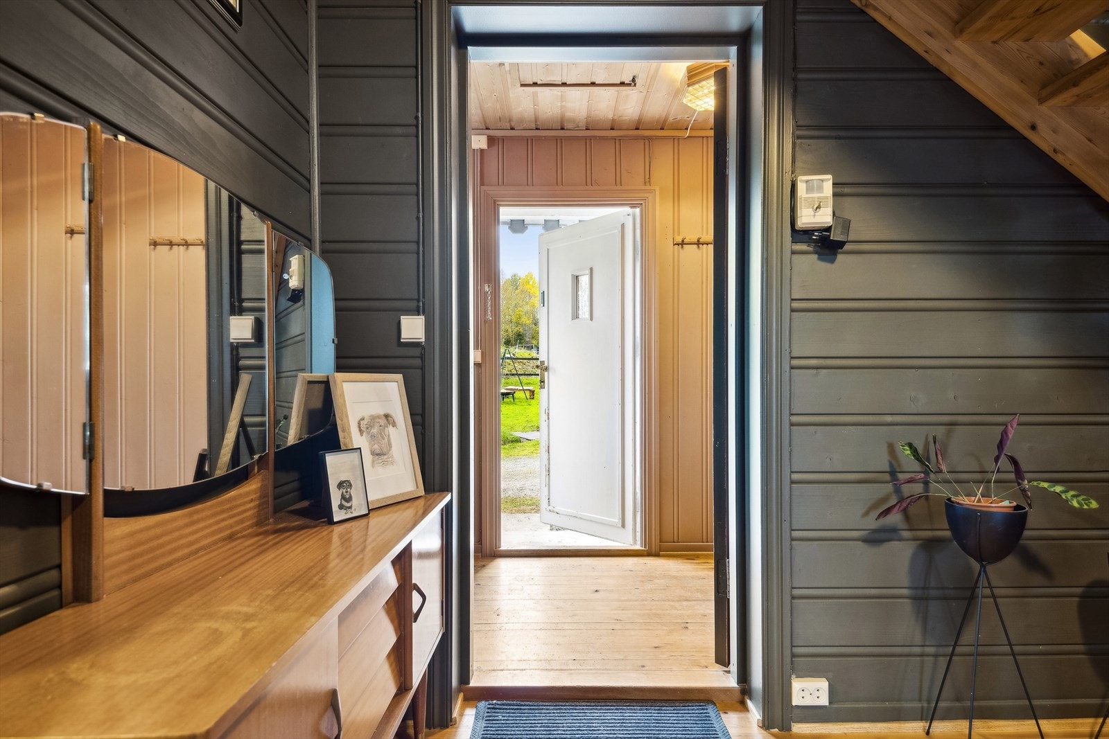 Romslig trappegang innenfor entréen. Galleribilde