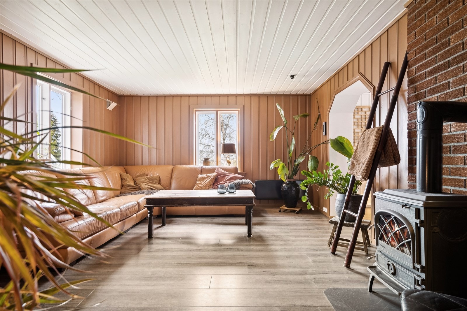 Den malte panelen og de moderne gulvene lager en flott atmosfære mellom det gamle og nye. Galleribilde