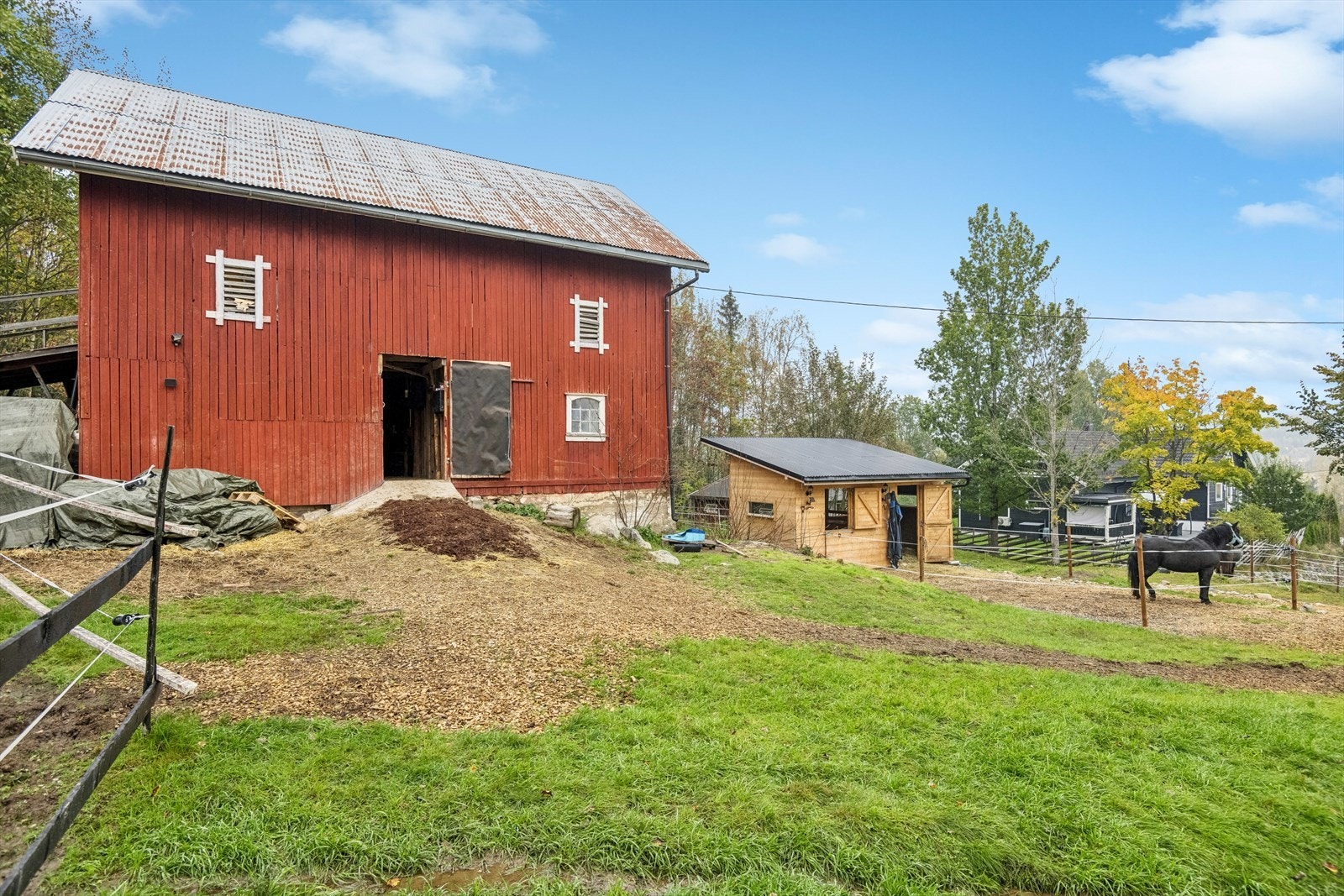 Låven har i dag stallplass til 3 hester og 2 ponnier. Galleribilde