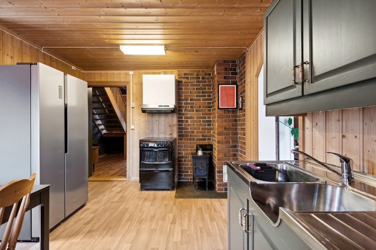 Rom for frittstående hvitevarer på kjøkkenet. Galleribilde