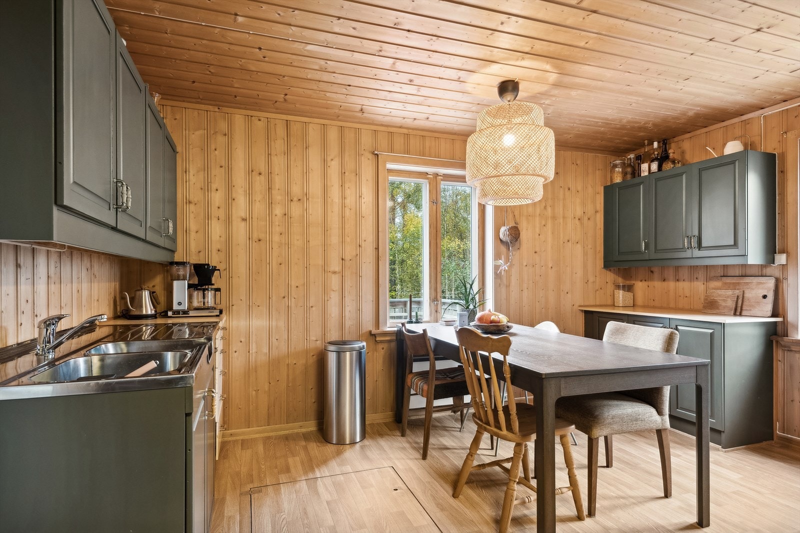 Det er godt med rom for en spiseplass på kjøkkenet. Galleribilde