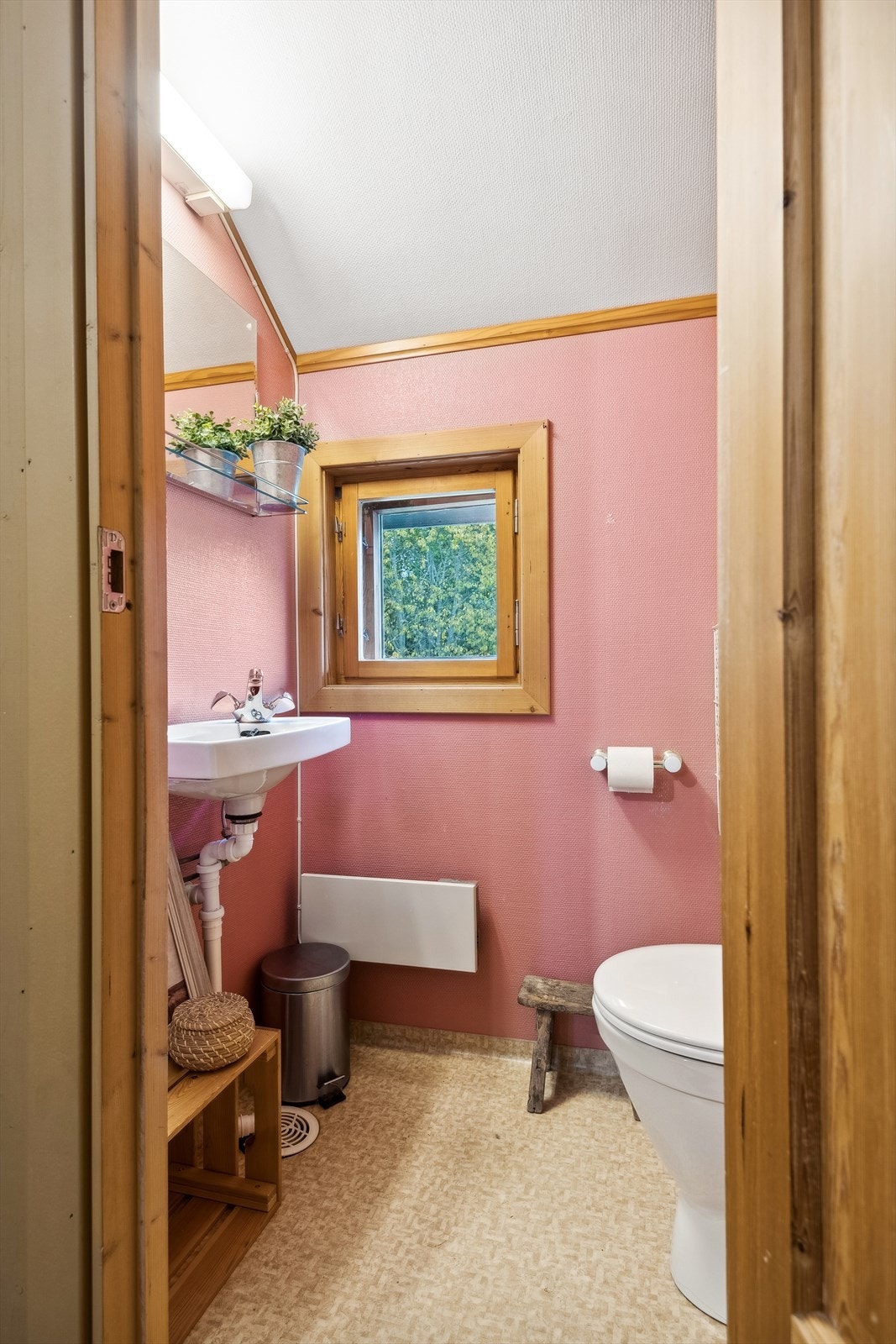 Separat rom for toalett, ved siden av badet. Galleribilde