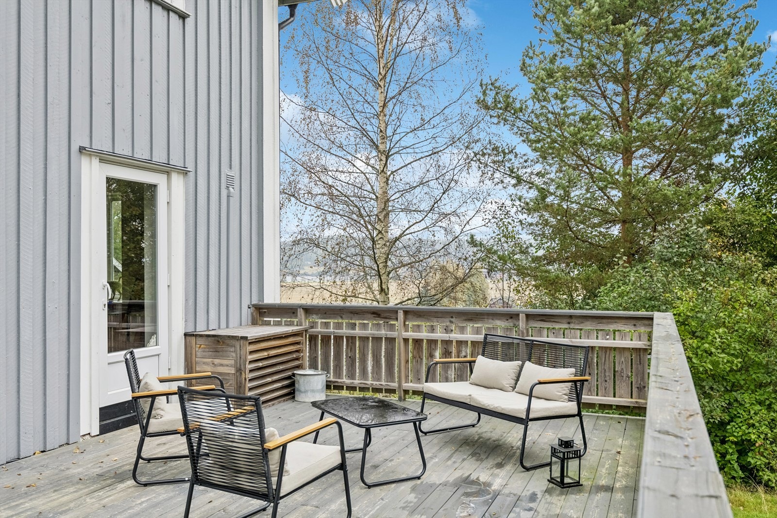 Romslig veranda vendt mot sør-øst. Galleribilde