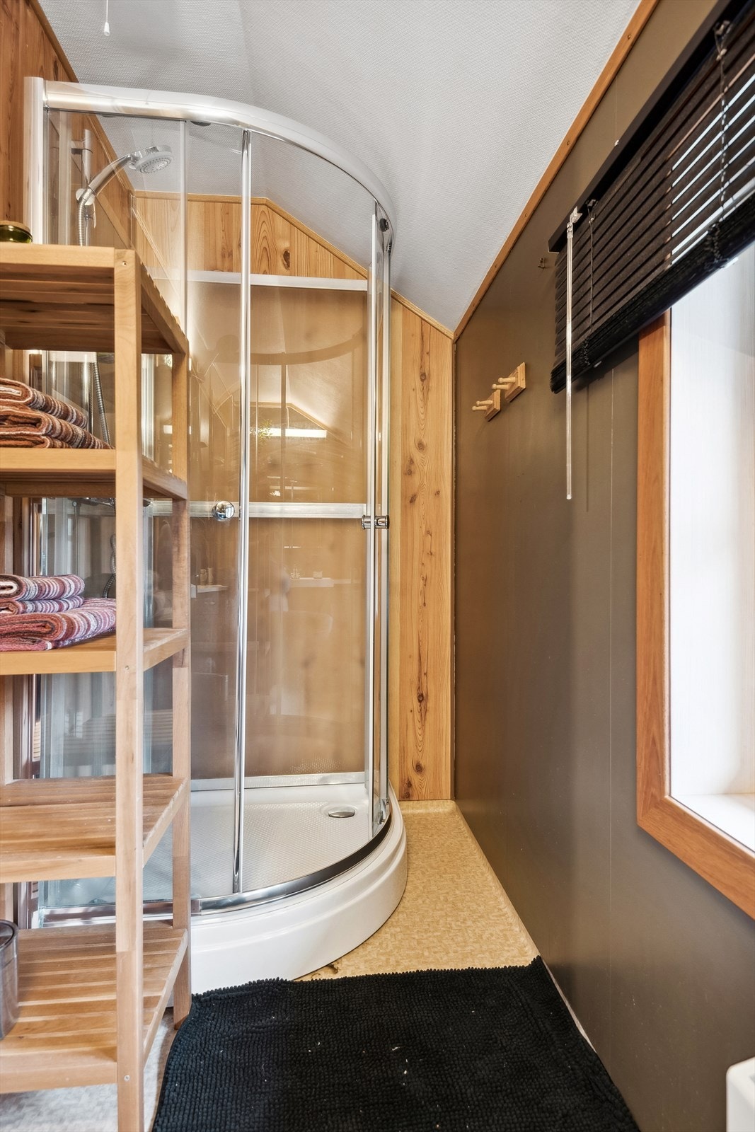 Badet er praktisk plasser i tilknytning til soverommene i 2. etasje. Galleribilde