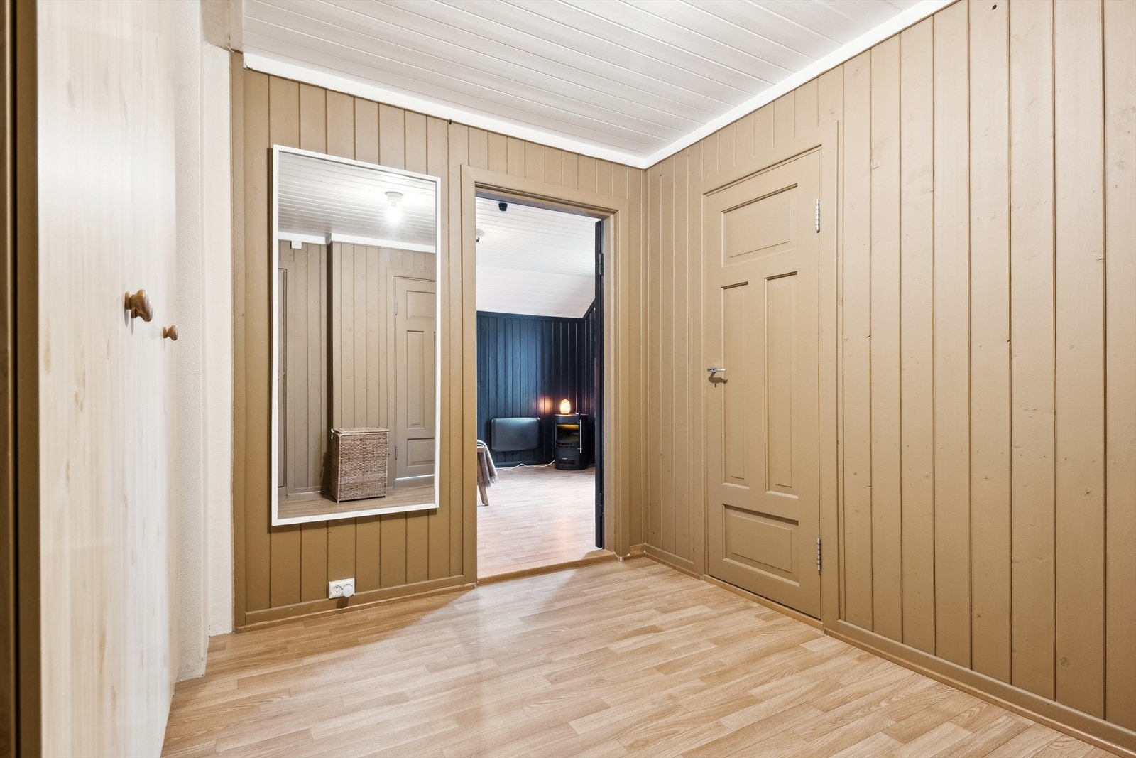 Mellom bad og soverom i 2. etasje er det rom med skapinnredning. Galleribilde