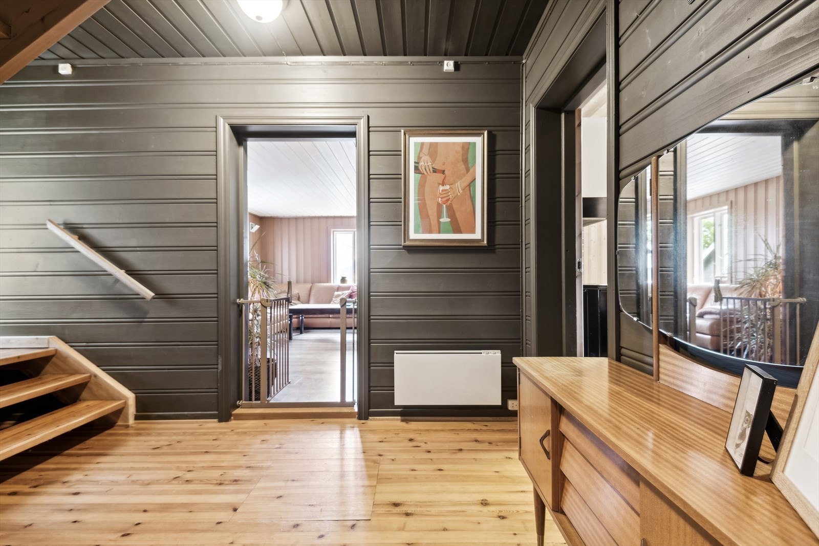 Romslig gang innenfor entréen. Galleribilde