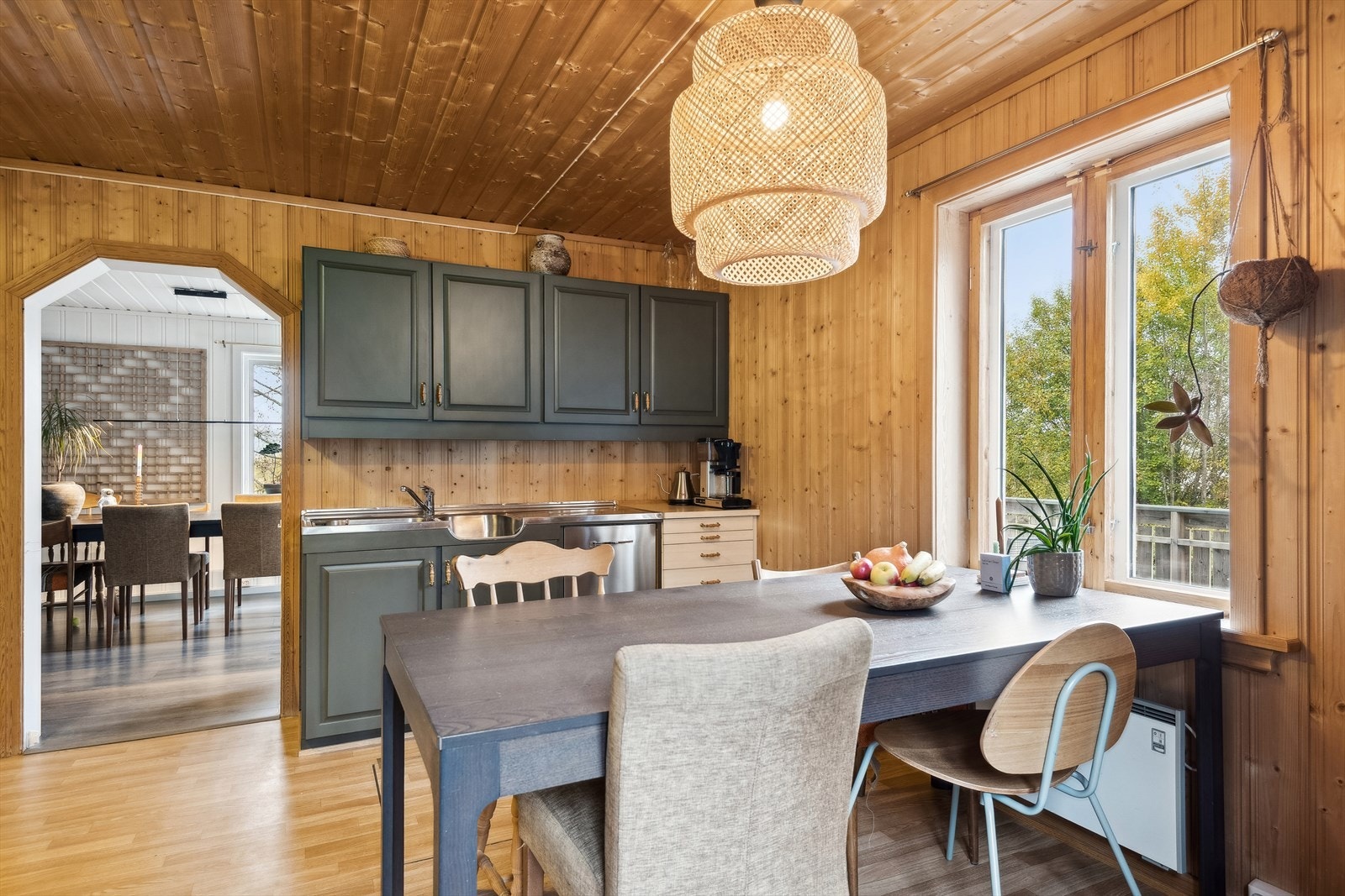 Kjøkken i en lekker farge med profilerte fronter. Galleribilde