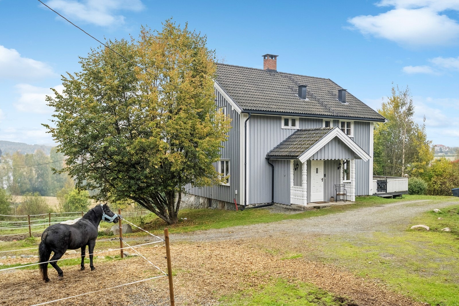 Meget pent opparbeidet tun, hvor utegangarealene til dyrene er implementert i tunet. Galleribilde