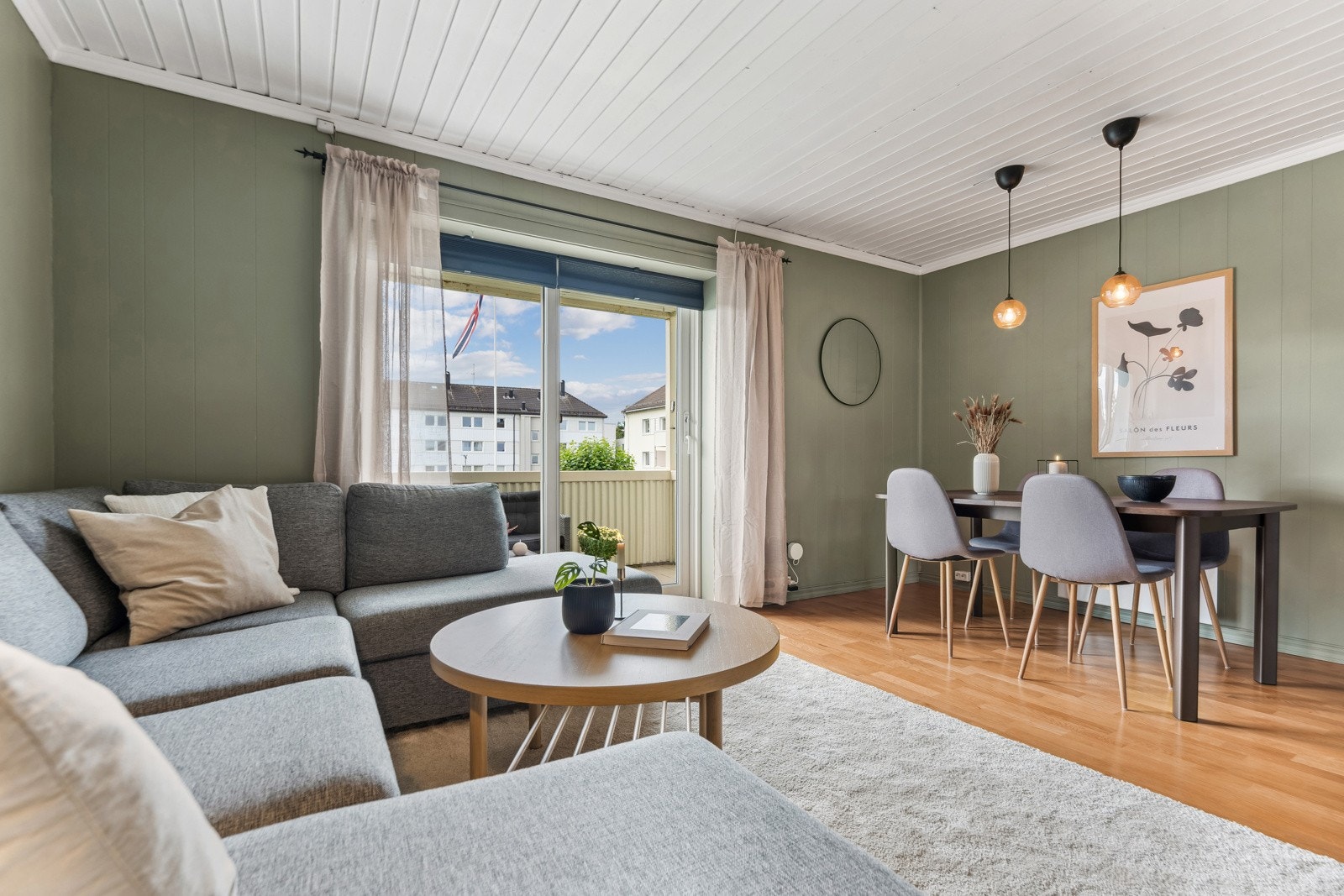 Stuen er lys og luftig. Store vindusflater gjør at man får et godt innlys og en god atmosfære inn i rommet. Galleribilde