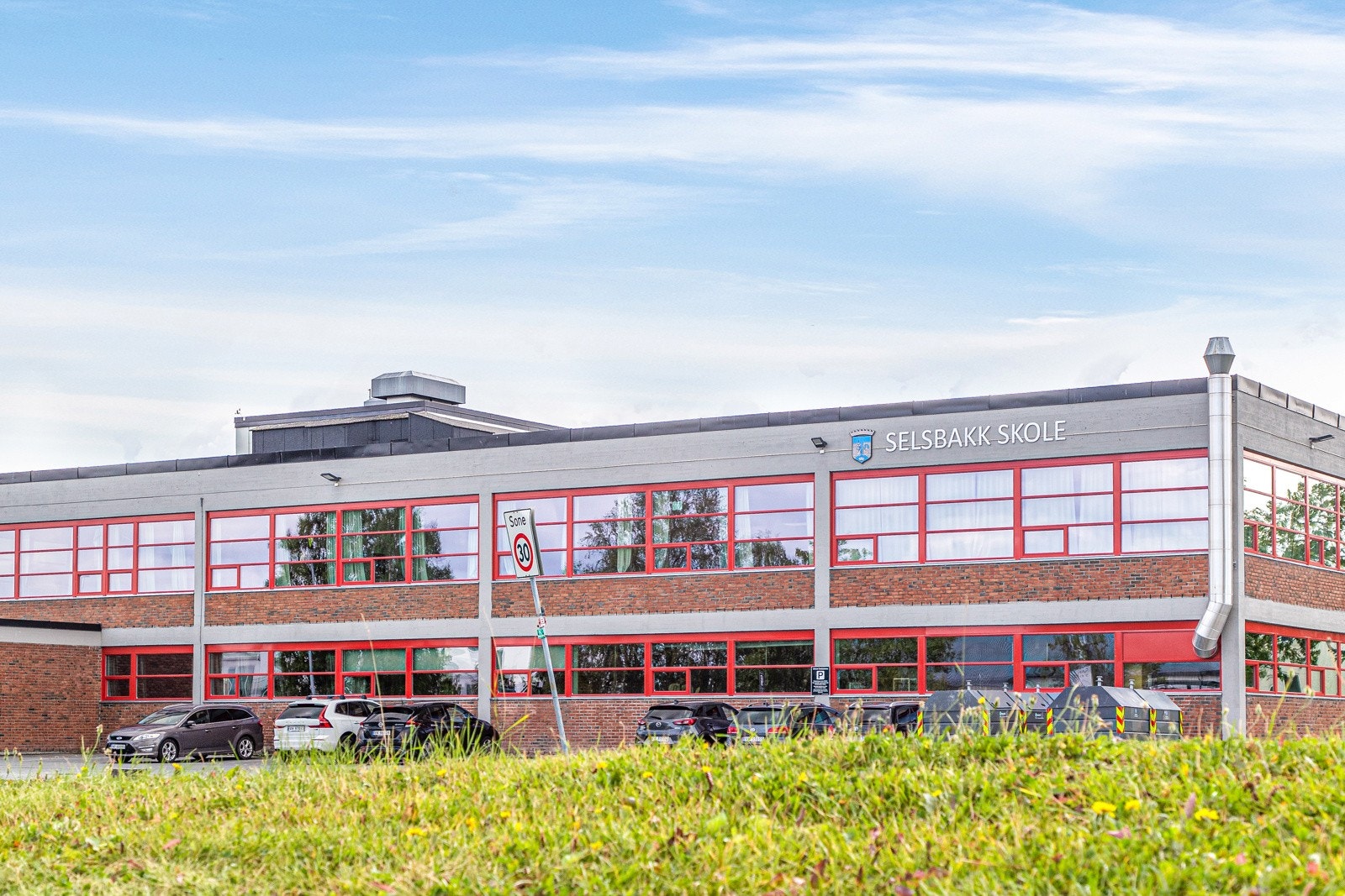 Trygg skolevei til Hallset barneskole og Selsbakklia ungdomsskole som denne adressen sokner til. Galleribilde