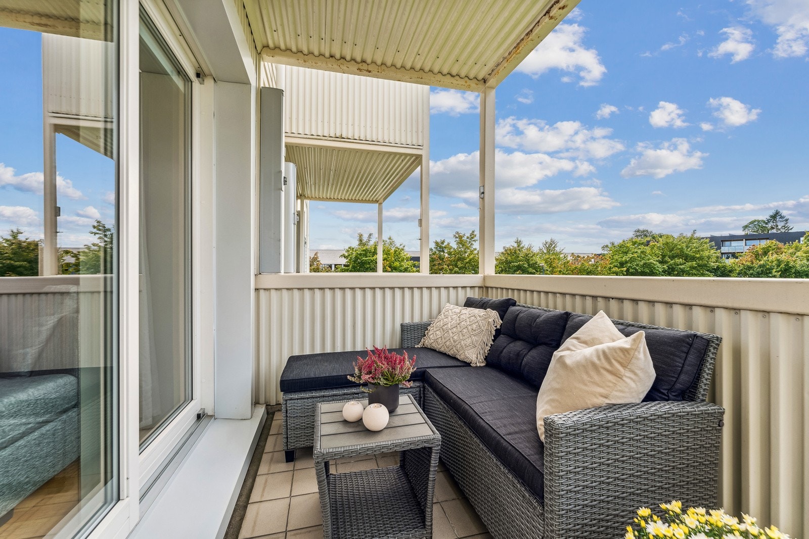 Balkongen gir god plass til diverse utemøblement og er et ypperlig oppholdssted på fine sommerdager. Galleribilde