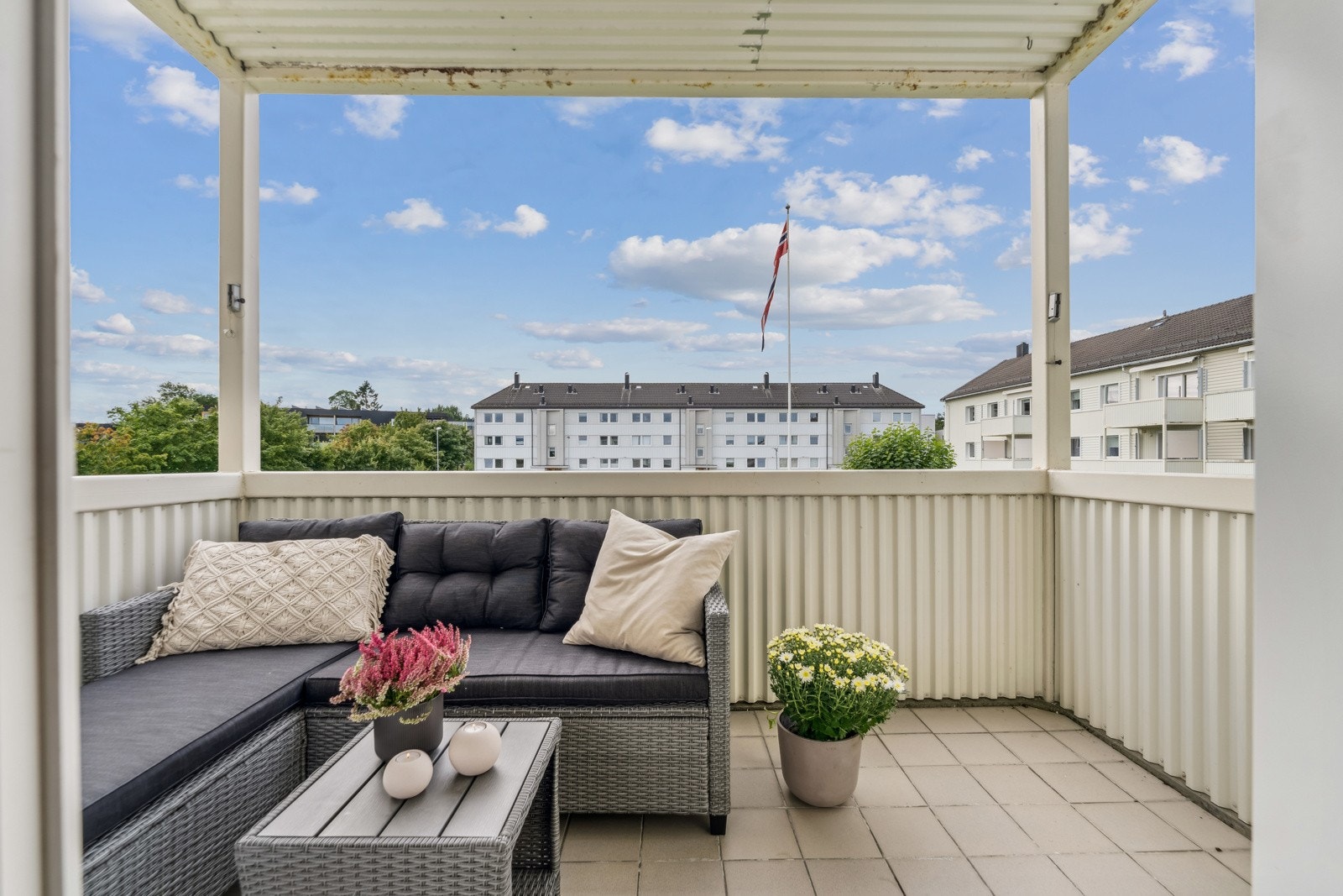 Vestvendt balkong som har svært gode solforhold med ettmiddag- og kveldssol. Balkongen er takoverbygd, så man trenger ikke trekke inn under godværsbygene. Galleribilde