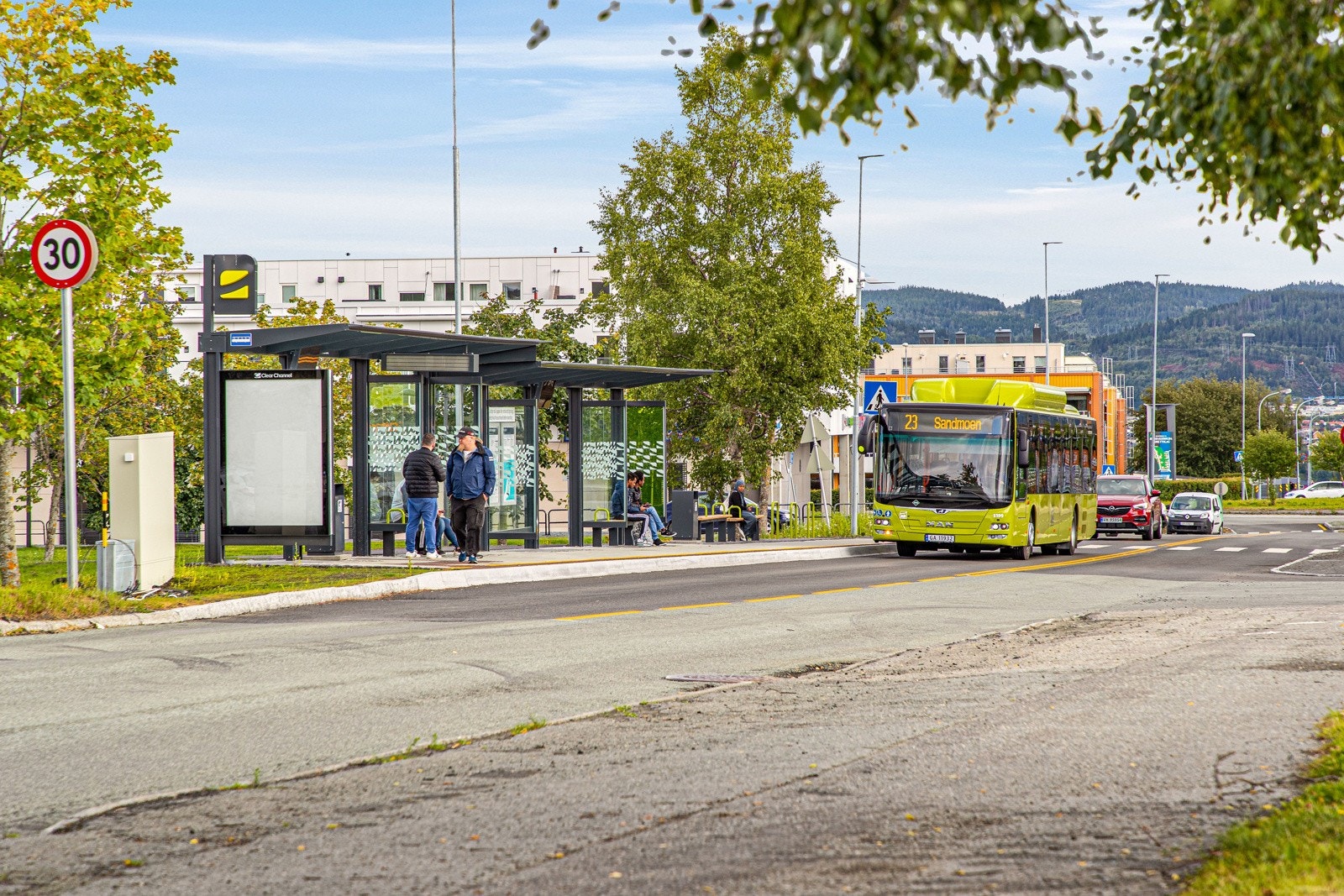 Meget god offentlig kommunikasjon mot Trondheim sentrum og omegn fra holdeplass for buss like ved. Hyppige avganger gjør at man kommer seg raskt til alle de store studiestedene og arbeidsplassene i Trondheim. Galleribilde