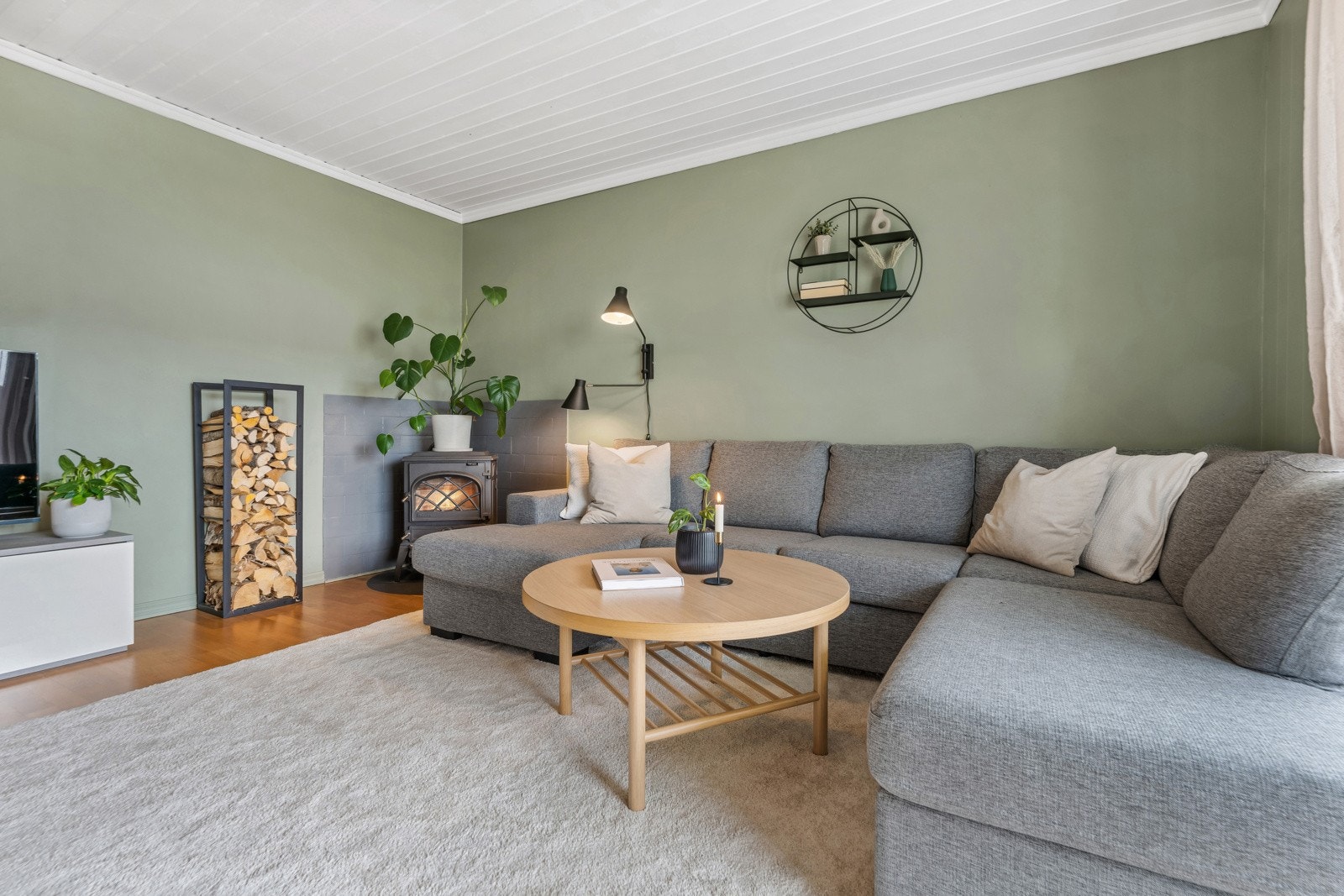 Stuen har god plass for både sofagruppe, spisestue og øvrig møblement. Mange vil nok sette pris på vedfyring som gir lun varme på kalde kvelder. Galleribilde