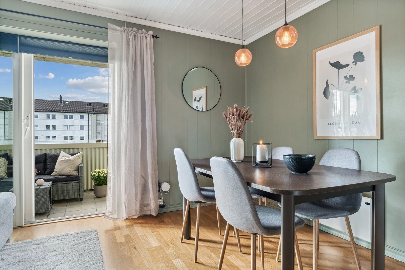 Fra stuen er det utgang gjennom skyvedør til en herlig balkong med utsikt over det fredelige tunet. Galleribilde