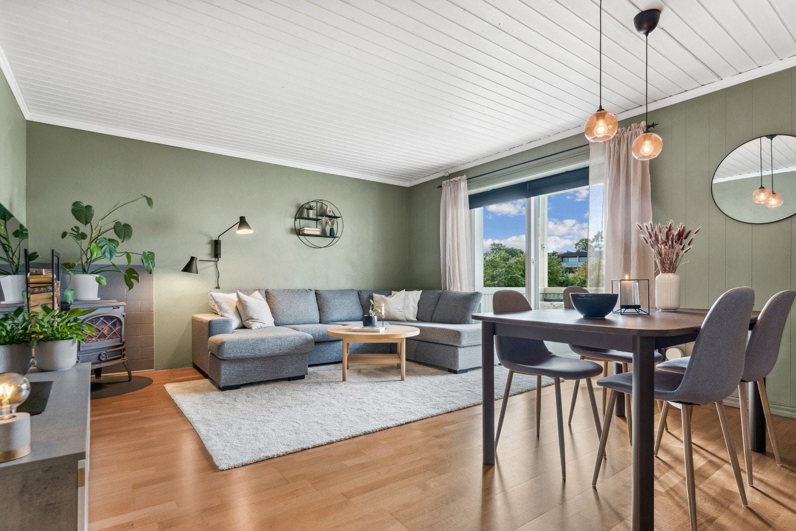 Proaktiv Eiendomsmegling ved Lisbeth Kristengård har gleden av å presentere denne lyse og tiltalende 3-romsleiligheten som ligger flott til i 2. etasje. Galleribilde