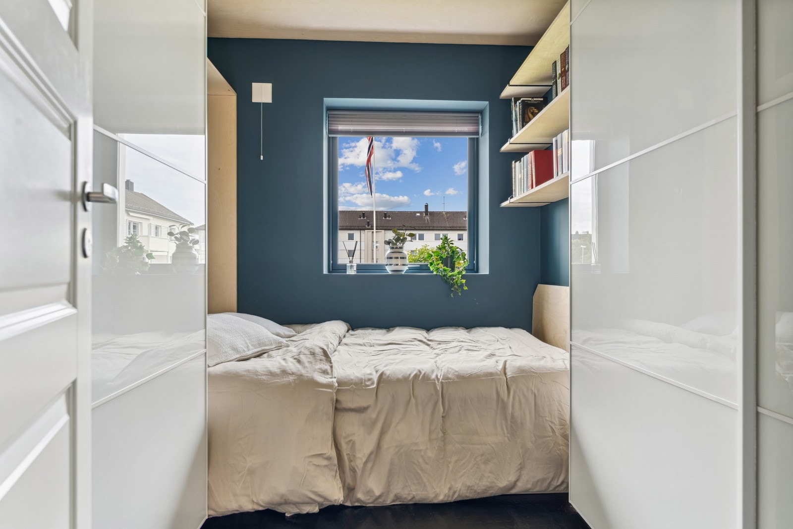 Soverom 2 er på 7 kvm. Det har en knalltøff løsning med en plassbygd Murphybed. Galleribilde