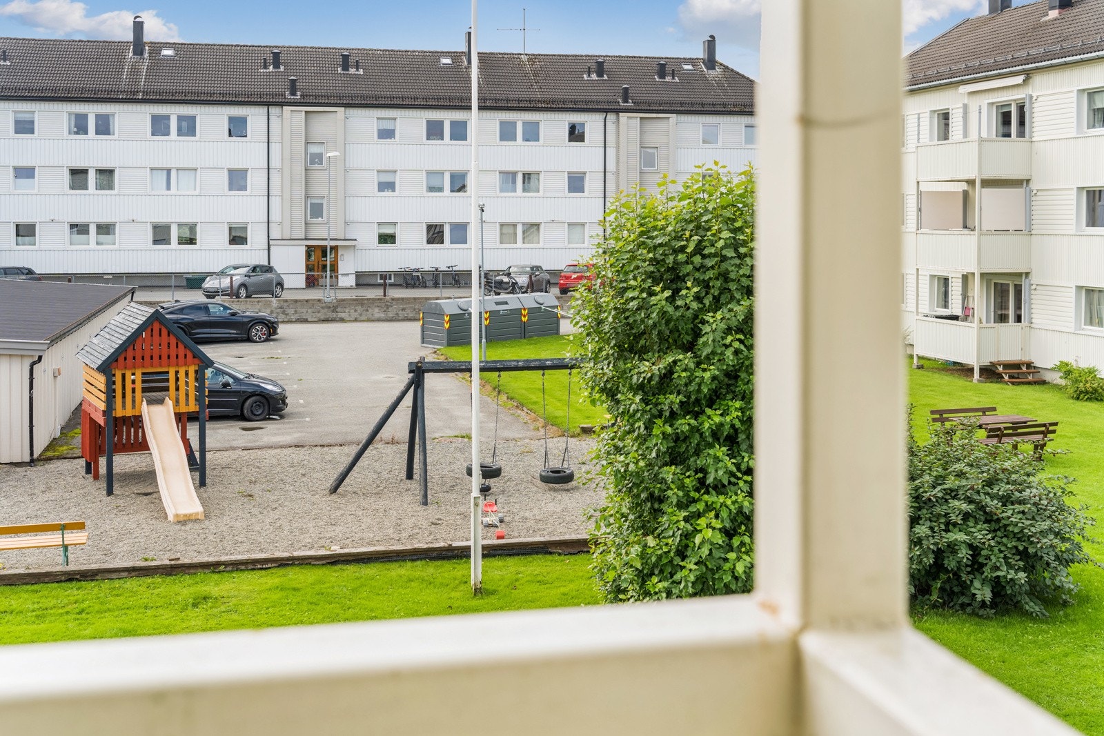 Utsikt mot borettslagets grøntområder fra den vestvendte balkongen. Galleribilde