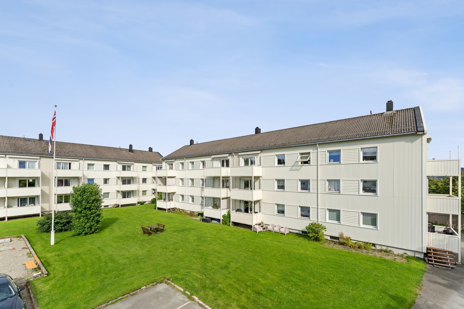 Leiligheten ligger i 2. etasje, noe som gjør at den er lett å holde varm siden den nyter godt av oppvarmingseffekten fra underliggende og overliggende leiligheter. Velkommen til Nordre Hallsetveg 88 E. Galleribilde