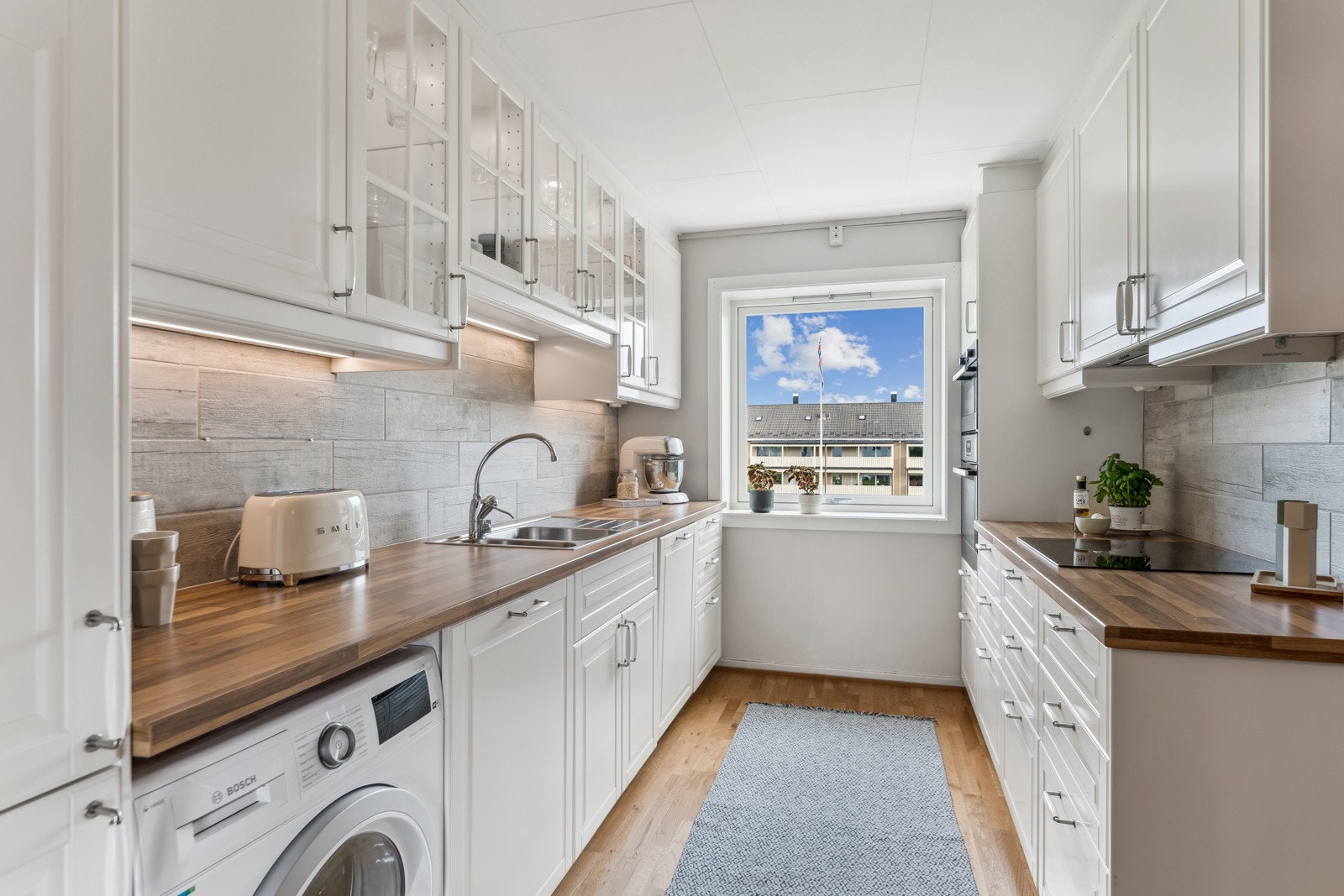 Kjøkkenet har svært god skap- og benkeplass, og er målt til 12 kvm. Galleribilde