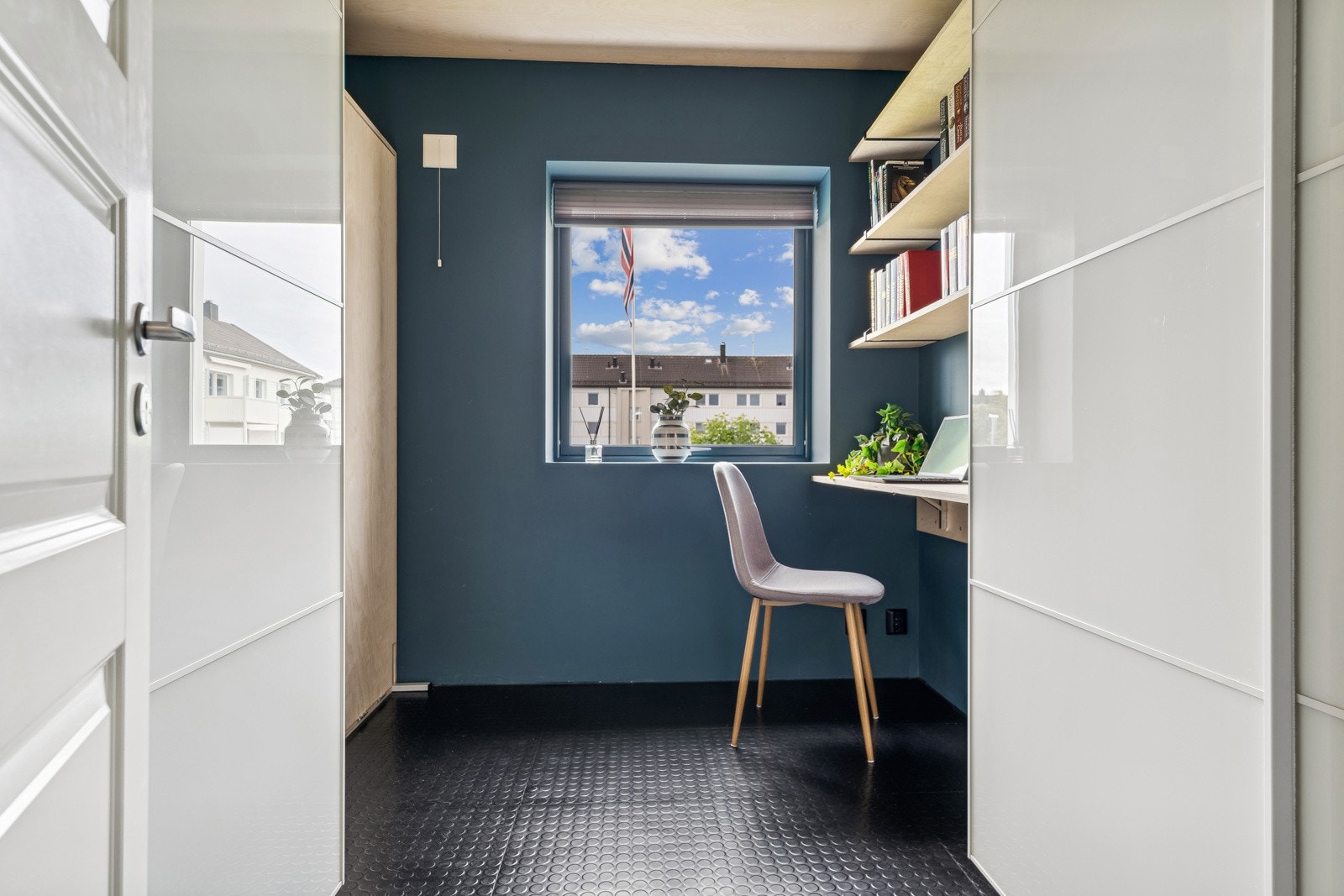 Trenger man plass når man feks. har hjemmekontor er det bare å slå opp sengen. Galleribilde