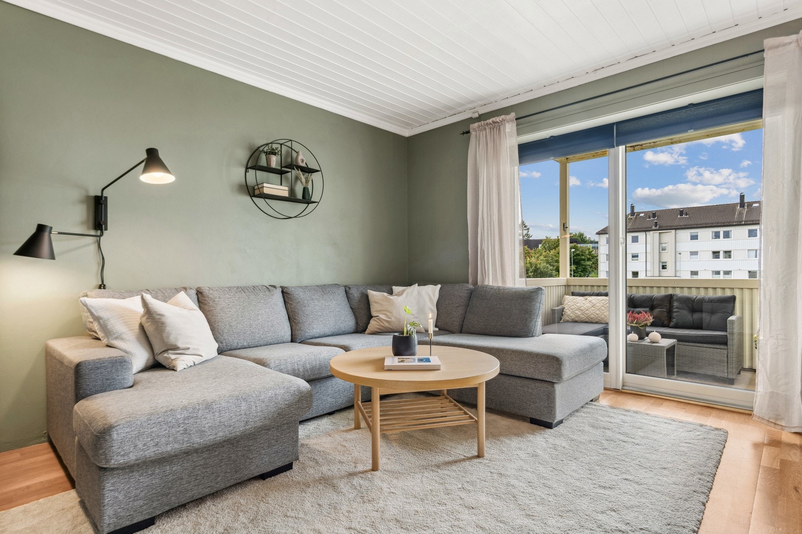 Stuen er på ca. 22 kvm. Den har parkett på gulv og vegger i et tidsriktig fargevalg. Galleribilde