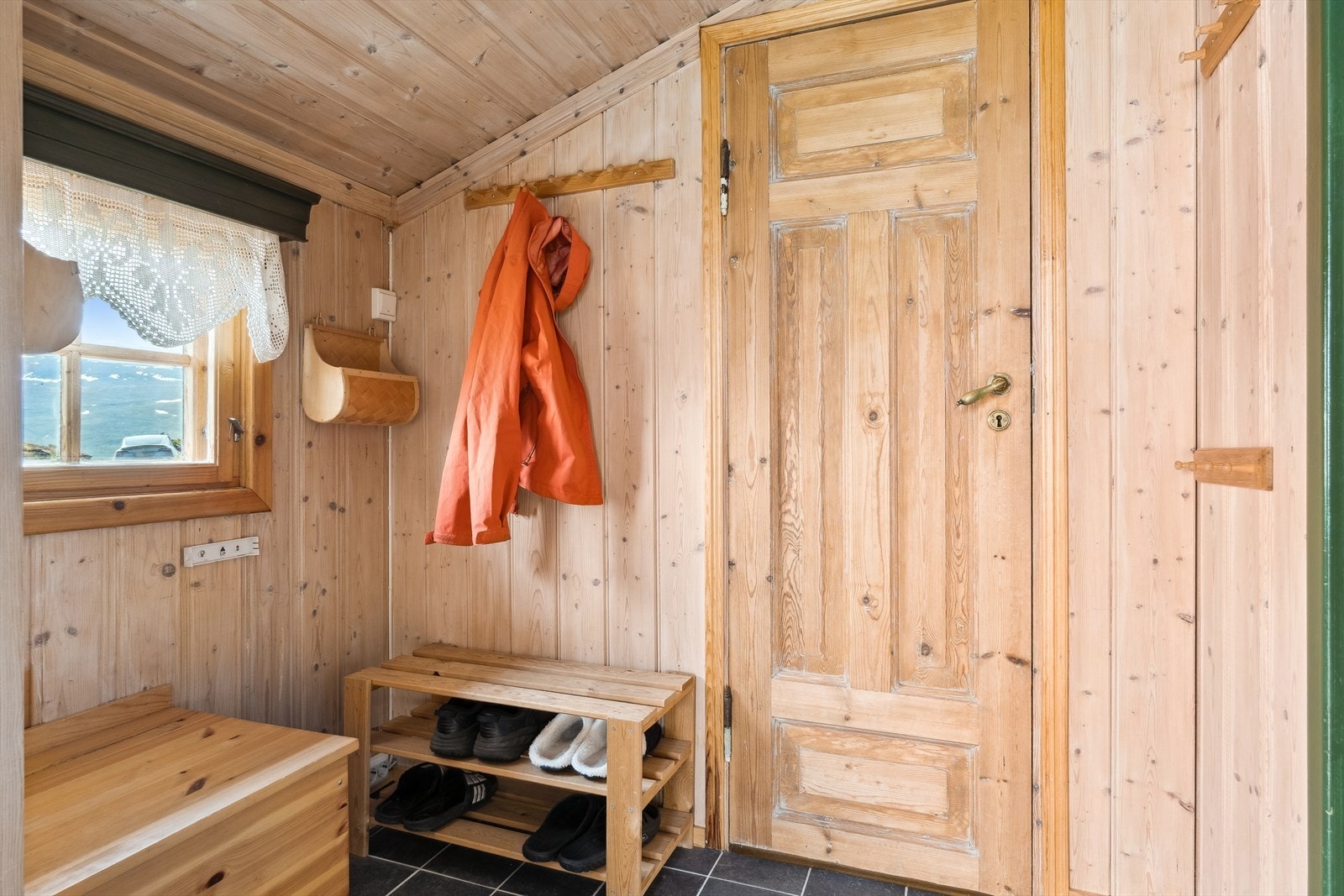 Det er også flislagt gulv med varmekabler i vindfang, som har god plass til ytterjakker og sko. Galleribilde