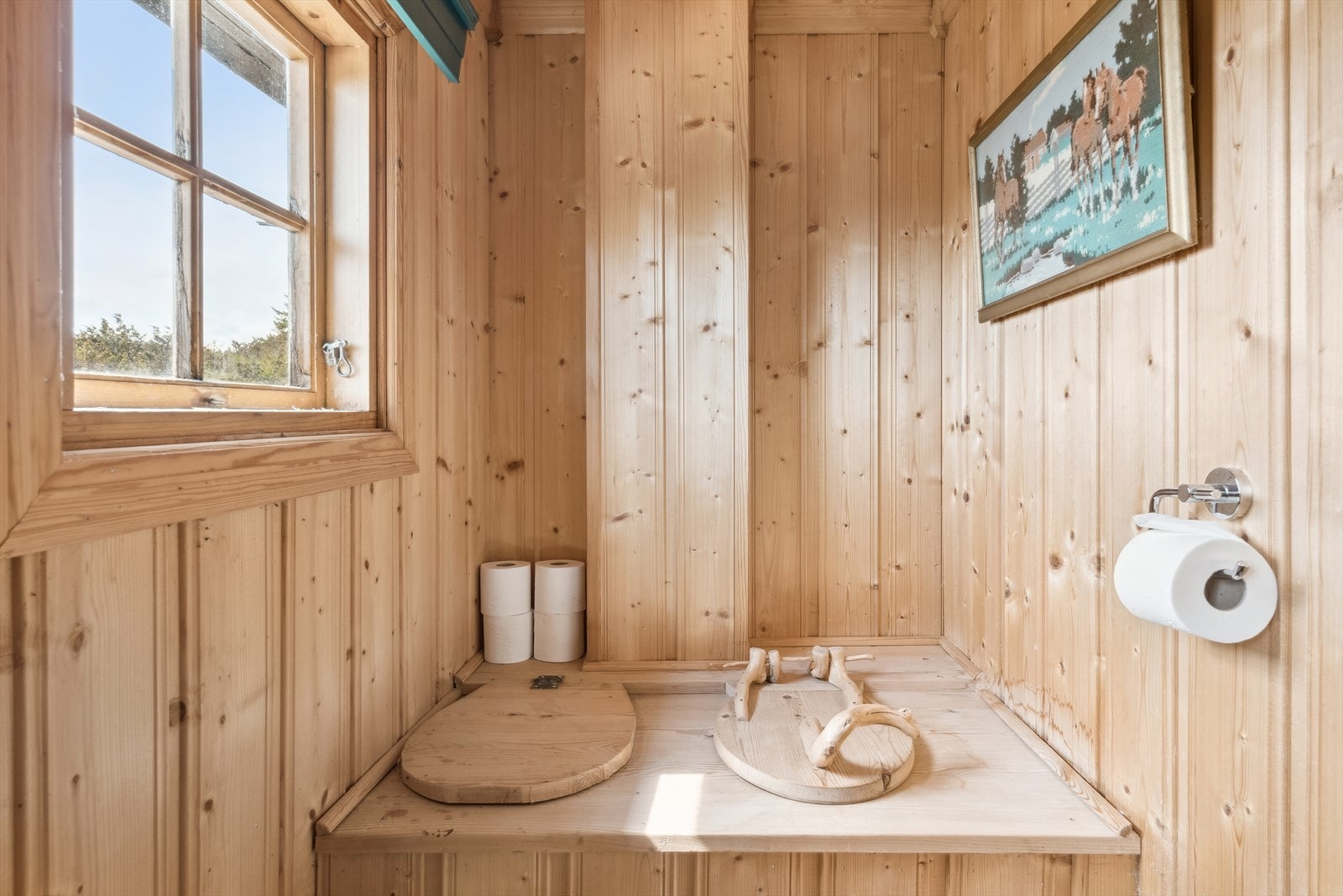 Det er også et eget toalettrom med utedo/biodo med utvendig tømming. Galleribilde