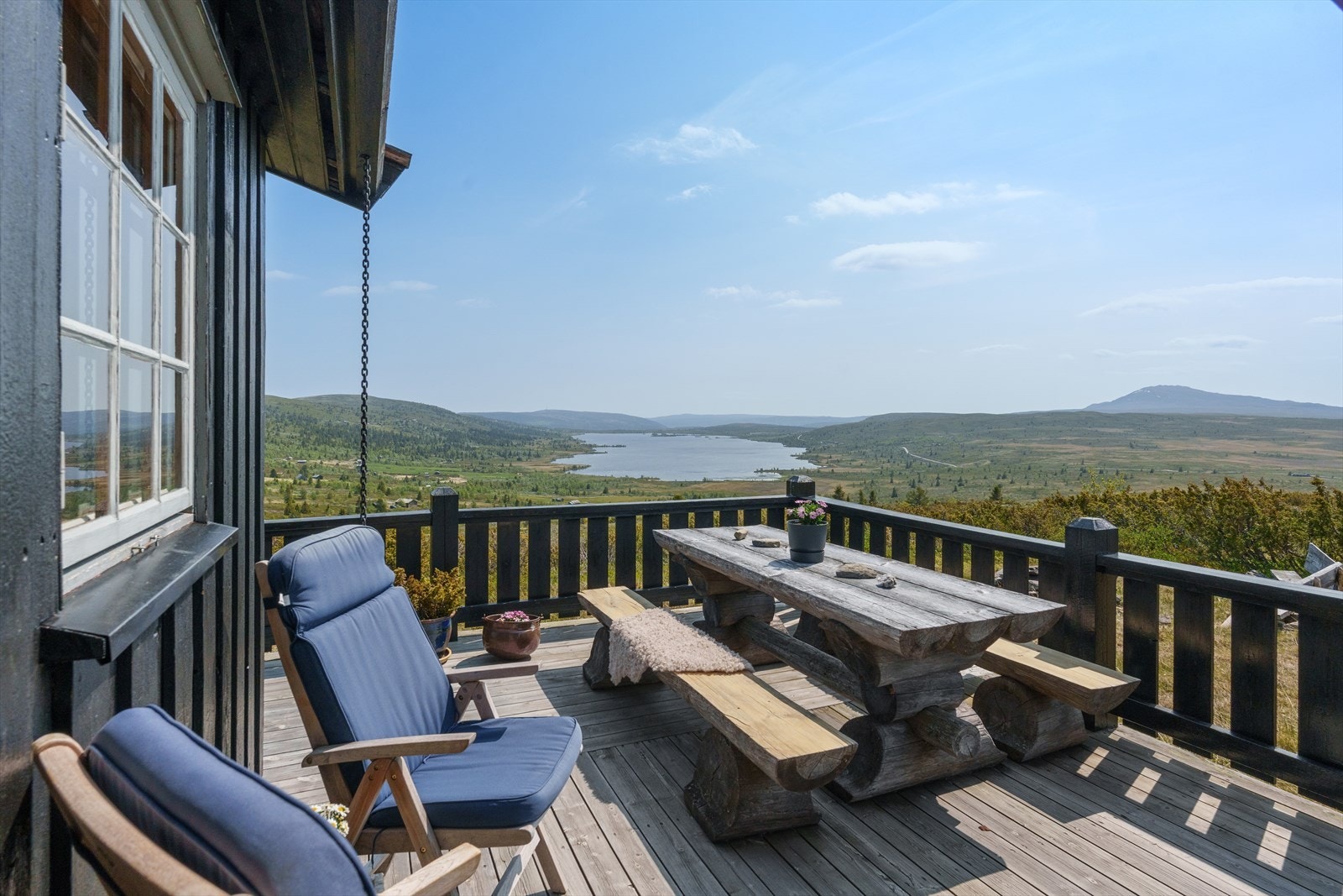 Stier og stølsveier innbyr til opplevelsersrike turer til fots eller på sykkel. De tre Syndinvannene som ligger på rekke og rad, gir fine muligheter for bading, båttur og fiske. Galleribilde