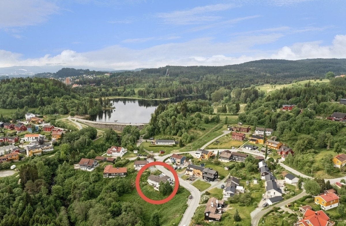 Leiligheten ligger i 1. etg i huset markert med rød ring. Galleribilde