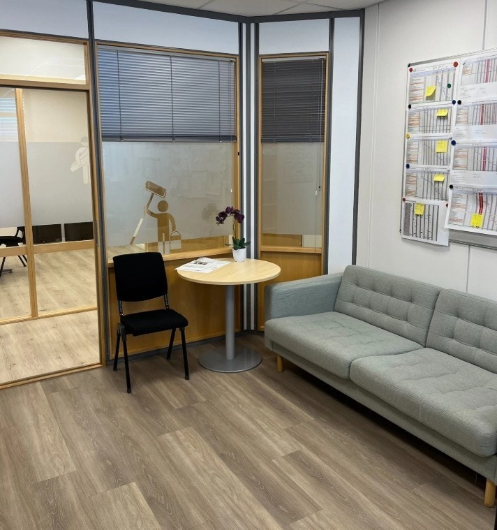 Fra kontorarealet på 366 kvm som skal bygges om til lager og/eller showroom. Noen kontorer, kjøkken og møterom kan beholdes. Galleribilde