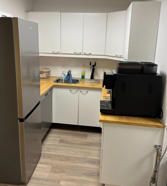 Fra kontorarealet på 366 kvm som skal bygges om til lager og/eller showroom. Noen kontorer, kjøkken og møterom kan beholdes. Galleribilde