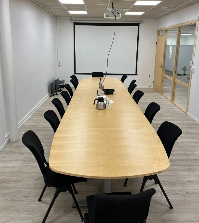 Fra kontorarealet på 366 kvm som skal bygges om til lager og/eller showroom. Noen kontorer, kjøkken og møterom kan beholdes. Galleribilde